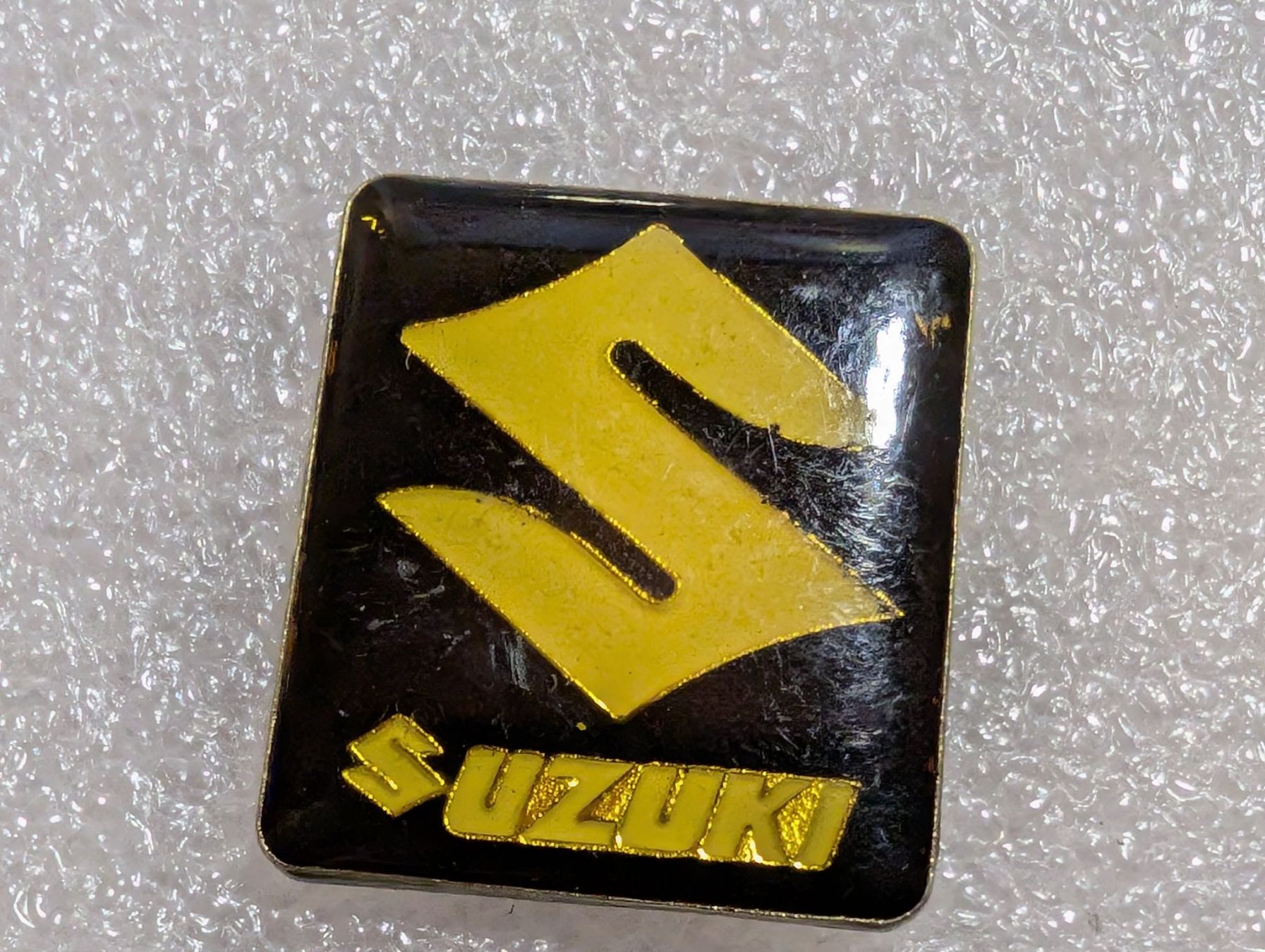 Plaquettes & Badges: Ansteckpin 268: Sukzuki – D'occasion à Oppligen par Pin-Fall-Shop