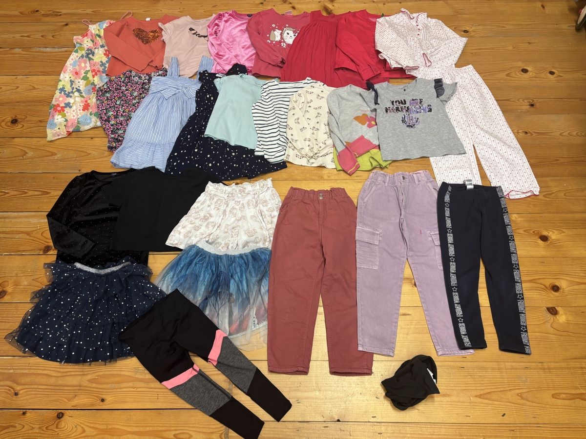 Lotti & Set di vestiti: Kleiderpaket Mädels, Grösse 128 – Usato da Büren an der Aare venduto da Nikito2001