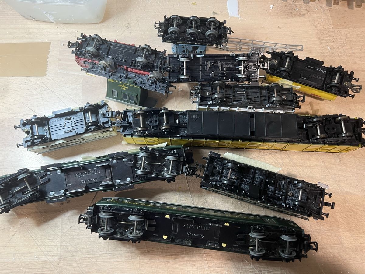 Modellini di ferrovie: Div Personen- und Güterwagen  – Usato da Dübendorf venduto da Troggy 2