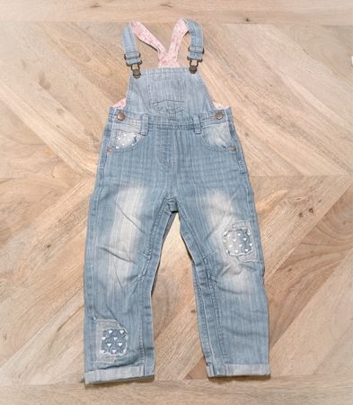 Herzige Jeans-Latzhose für Mädchen, Gr. 98