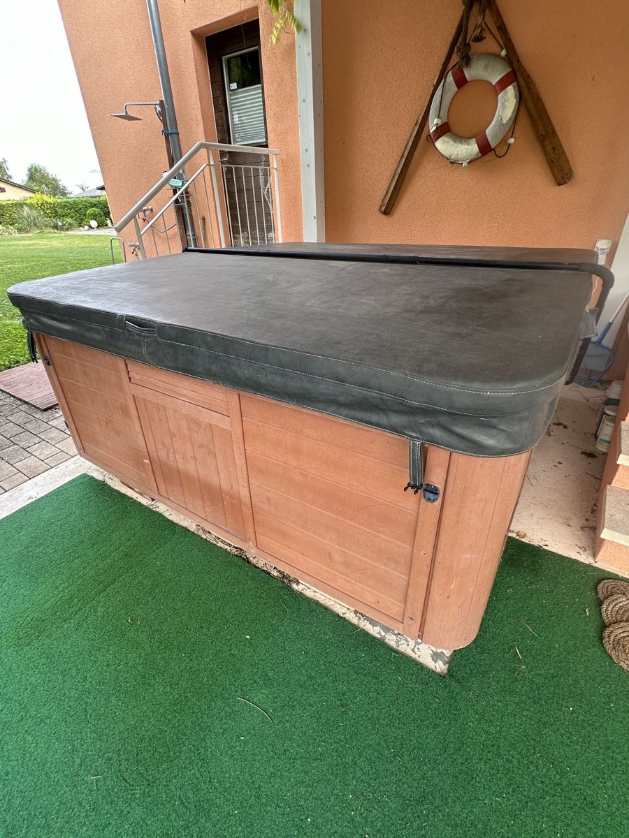 Whirlpool: Whirlpool Jacuzzi XXL – Gebraucht aus Bern von  1