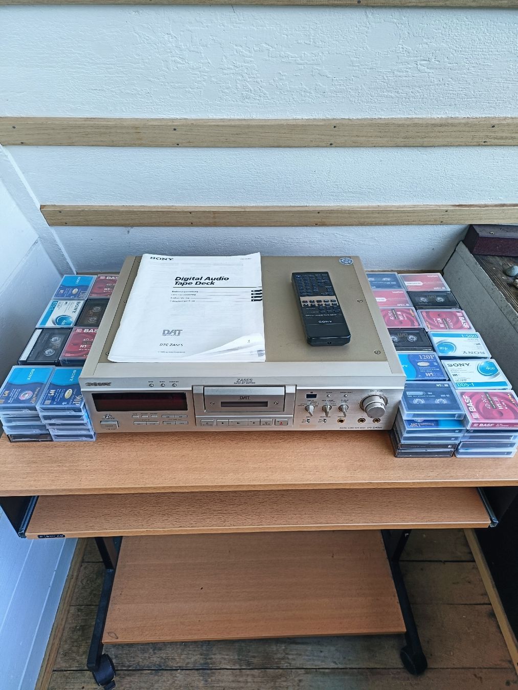 Sony Lettore multimediale & Streamer: DAT Sony DTC-ZA5ES mit Kassetten  – Usato da Steffisburg venduto da zulg03