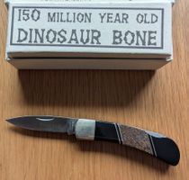 Taschenmesser mit Dinosaurierknochen im Schaft