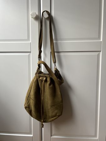 Bucket Bag aus Wildleder (olivegrün)