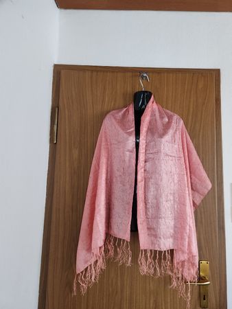 Echarpe rose léger en soie/polyester, parfait pour l'été!