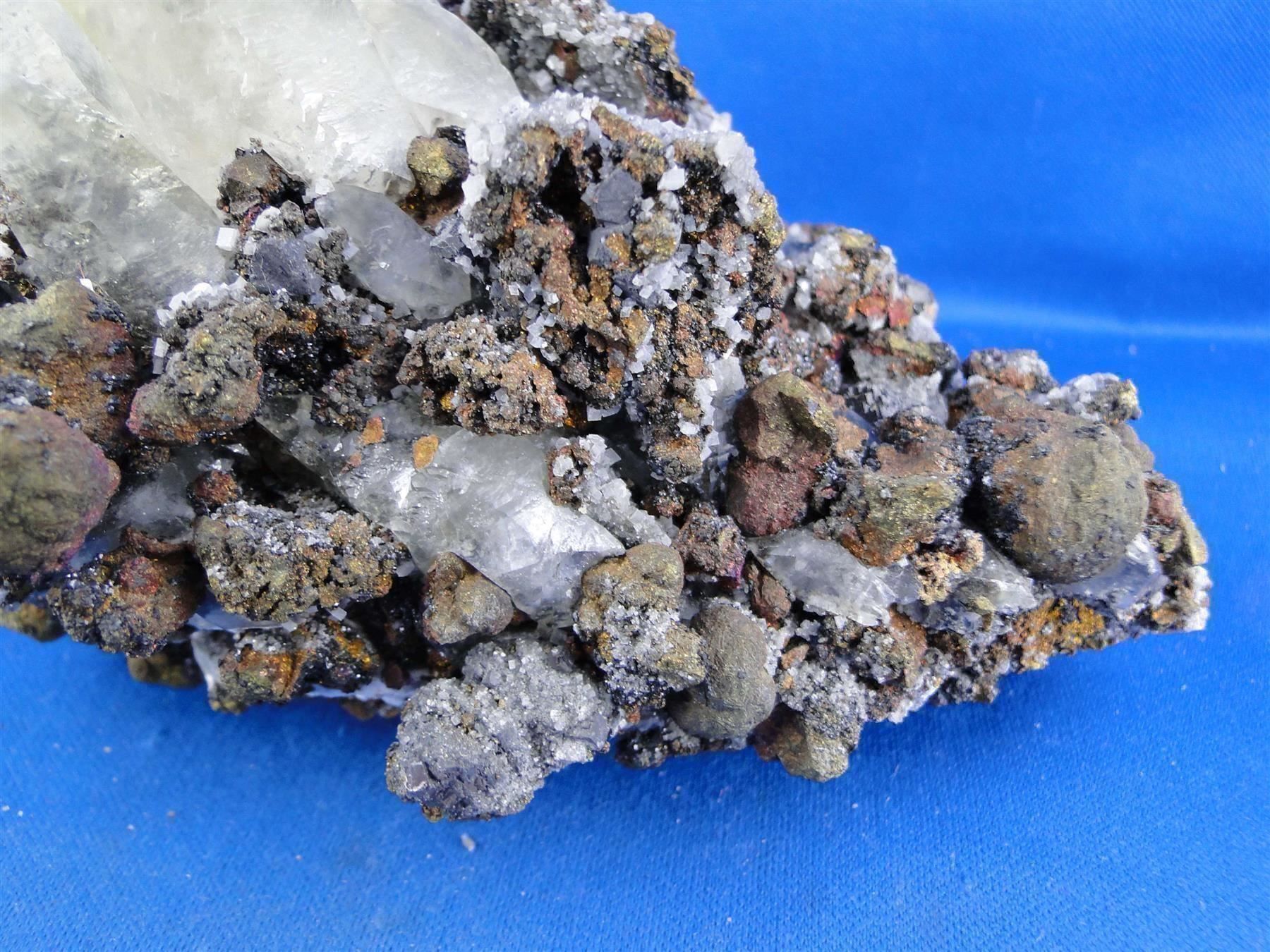 Minerali & Pietre curative: Calcit mit Chalkopyrit und Galena – Usato da Schinznach Bad venduto da Demerald 2