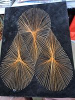 String Art Bild mit Kupferdraht auf schwarzem Untergrund