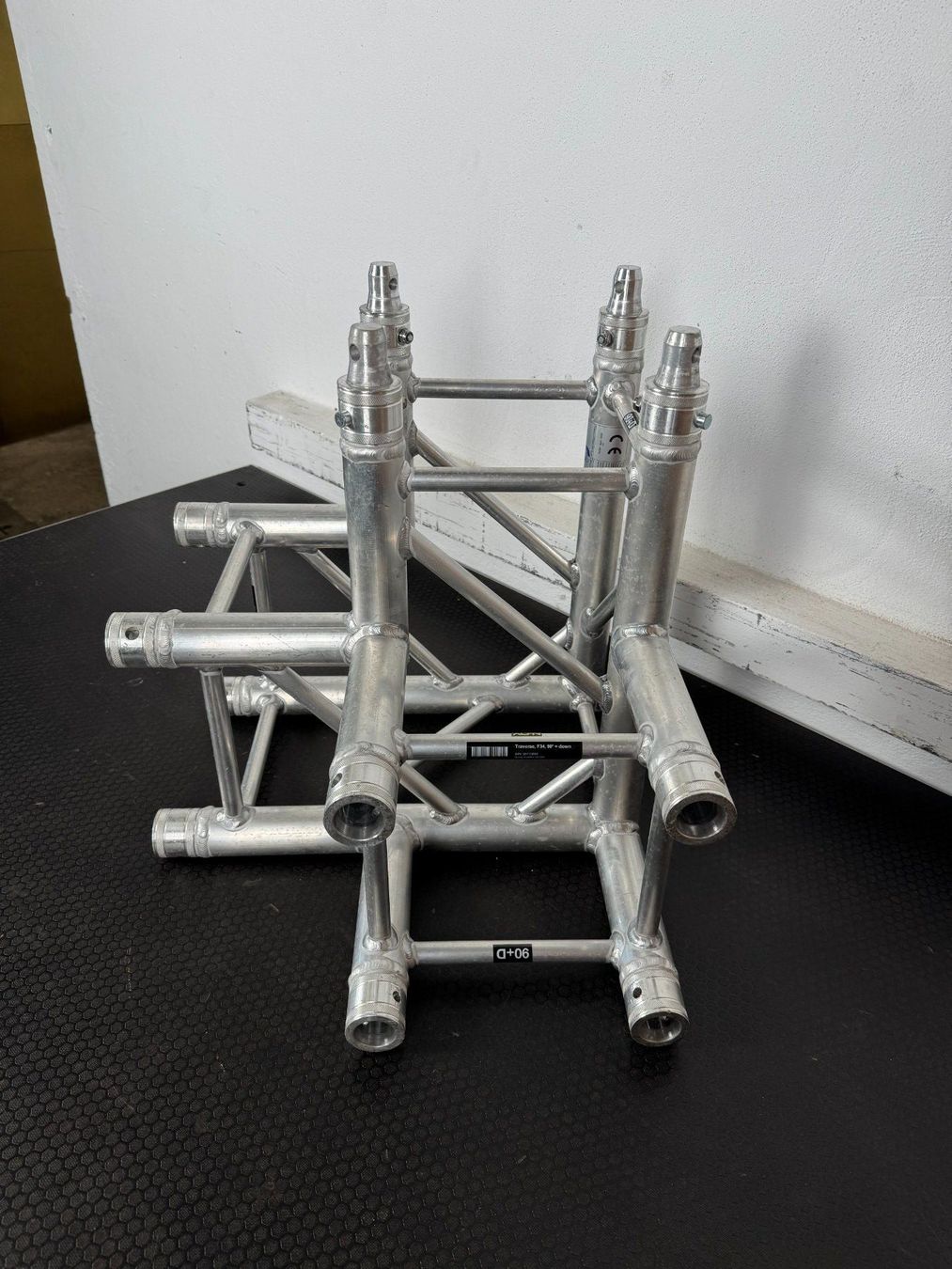 Tralicci: Globaltruss F34 90° +down Ecke – Usato da Buchs AG venduto da N-joyEvents 1