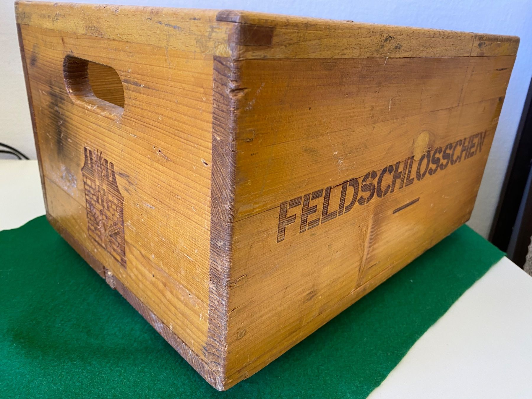 Wein- & Bierkisten: Antike Feldschlösschen Bierkiste/Holz – Gebraucht aus Utzigen von Lasagne99 1