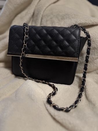 Sac à bandoulière noir avec chaîne argentée - Élégant !