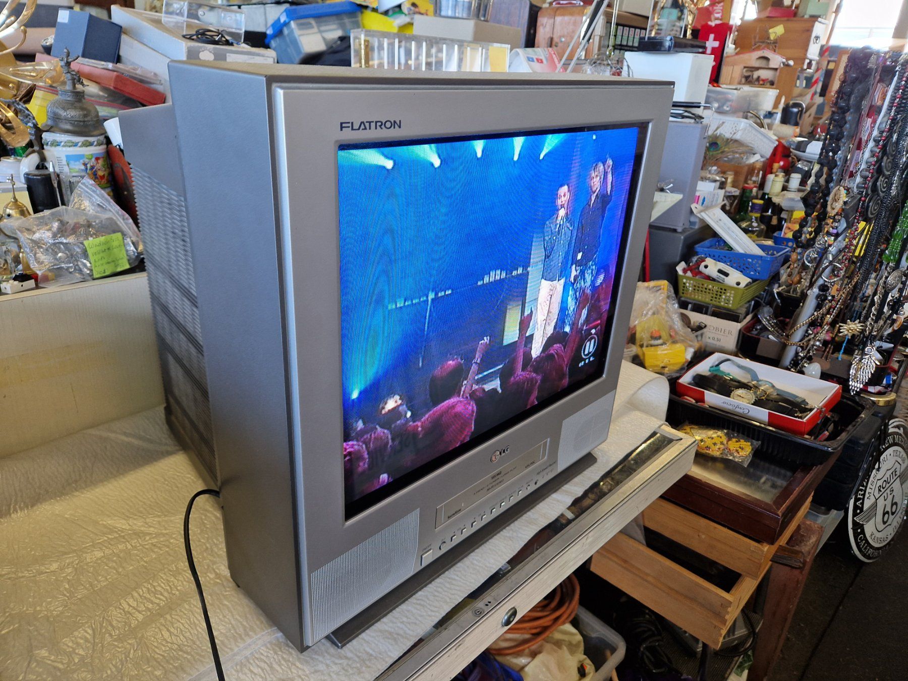 Televisori: Flatron Röhrentv mit integriertem Video Recorder LG – Usato da Wädenswil venduto da tome70 2