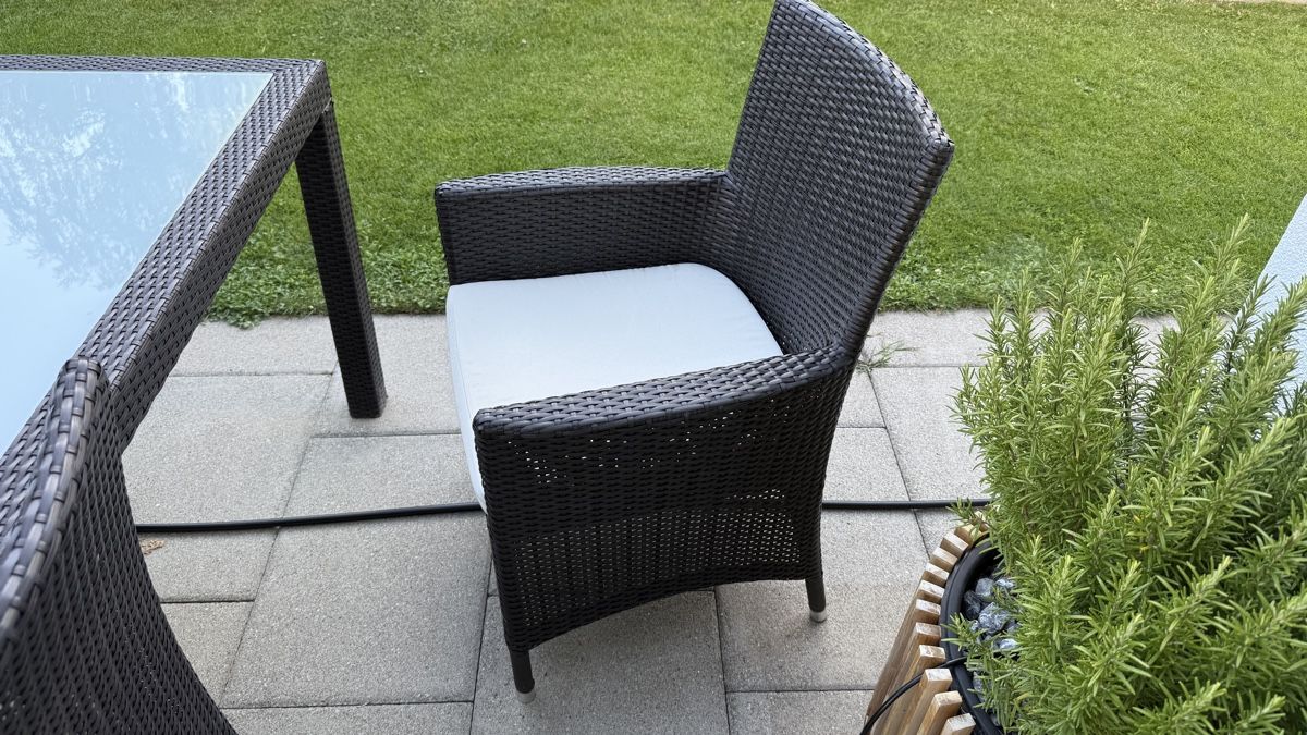 Tavoli: Schöner Gartentisch mit 4 Stühlen, Polyrattan & Glasplatte  – Usato da Volketswil venduto da tom_n222 2