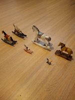 7 kleinere Schaukelpferdchen plus dazugehörige Puppe