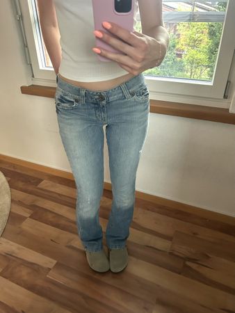 super cute vintage guess jeans with design on backpockets 