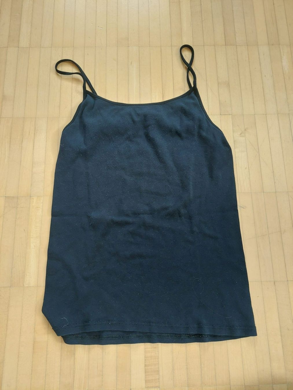 Top: Schwarzes Trägertop – Usato da Neftenbach venduto da lor_7thq