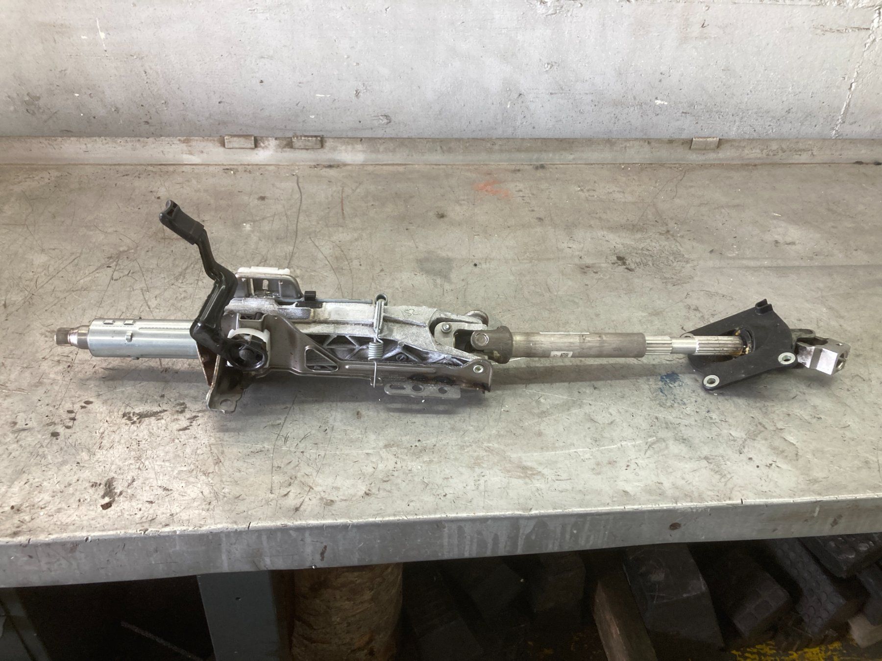 Mercedes-Benz Tutti pezzi di ricambio auto: Mercedes Benz Sprinter Lenksäule 9074603800 – Usato da Cham venduto da WB2223