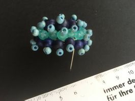 Brosche aus verschiedenen blauen Kügelchen (Vintage)