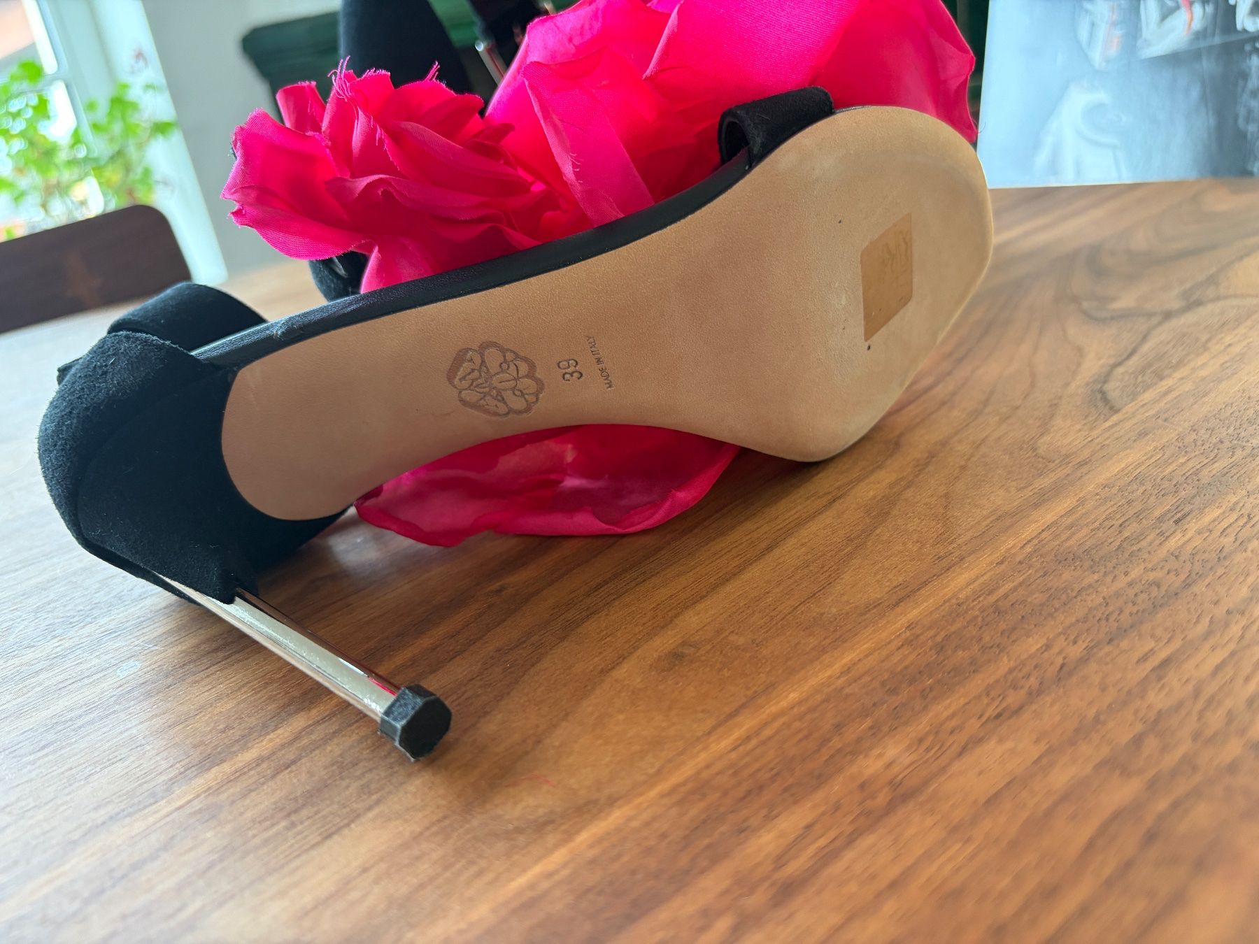 Alexander Mcqueen Scarpe da donna: Alexander McQueen Pumps, Schwarz mit Rose, Gr. 39 - Neu – Nuovo (secondo la descrizione) da Arni AG venduto da eiskoenig24 1