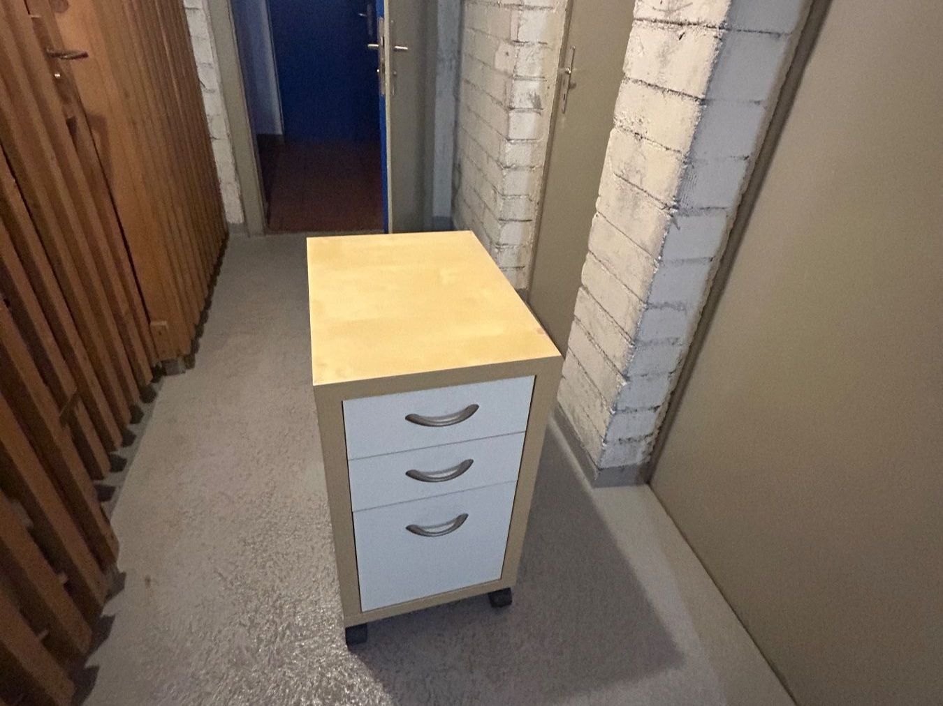 Ikea Scrivanie: Büromöbel Set Tischplatte mit Beinen und Schubladencontainer – Usato da Thun venduto da o_wittwer 3