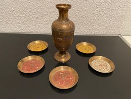 Antike Messingvase mit 6 kleinen Tellern