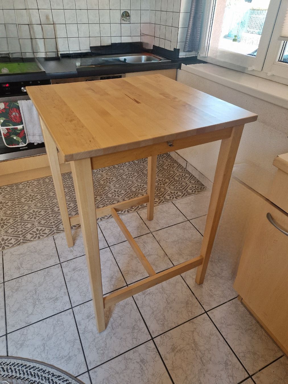 Ikea Tavoli: IKEA Bartisch mit passenden Barstühlen – Usato da Wangen an der Aare venduto da TheDrivers