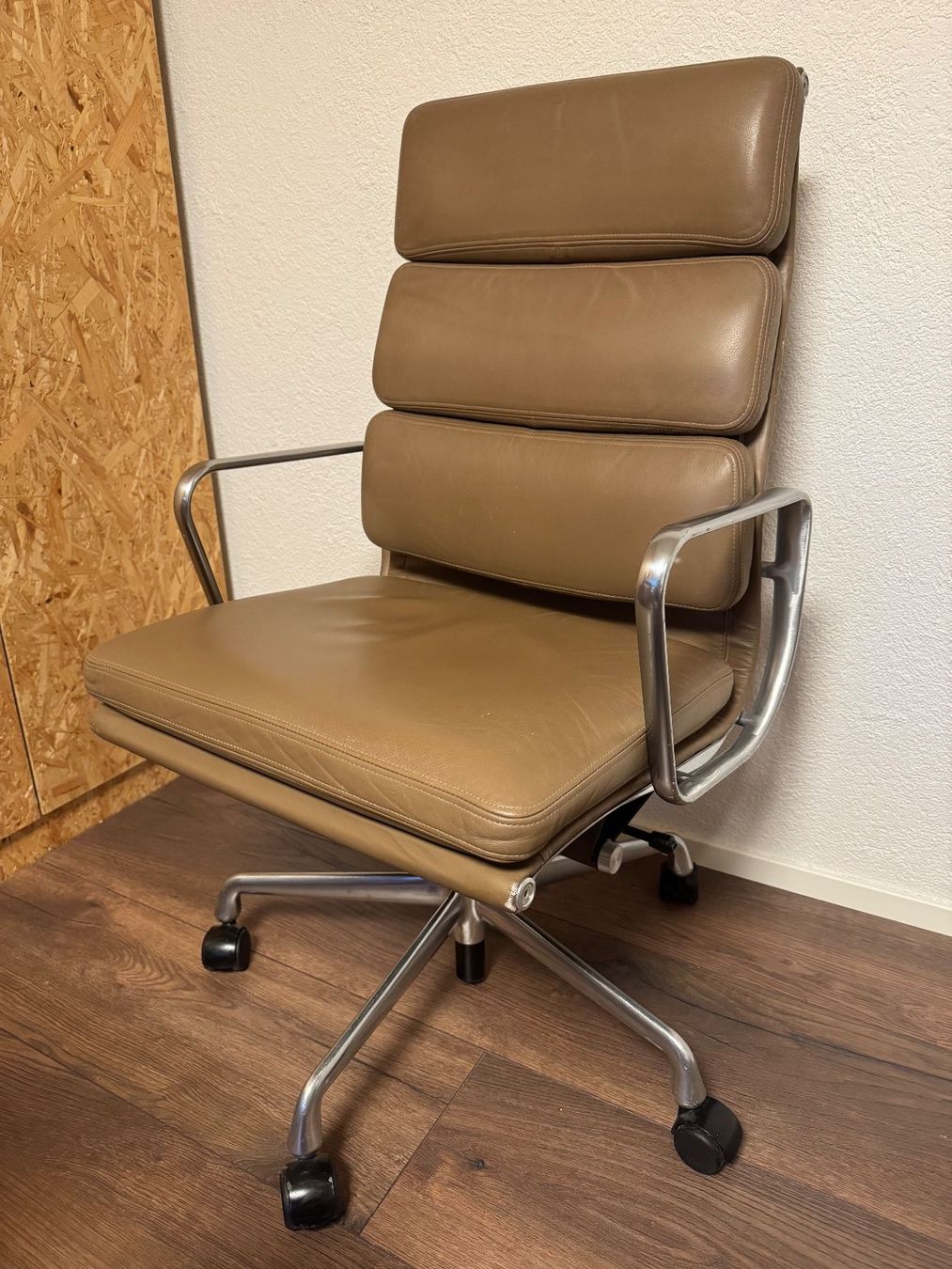 Eames Chaises: ORIGINAL VITRA EAMES SOFTPAD HIGHBACK STUHL TOP LEDER – D'occasion à Balterswil par MR_FEELGOOD