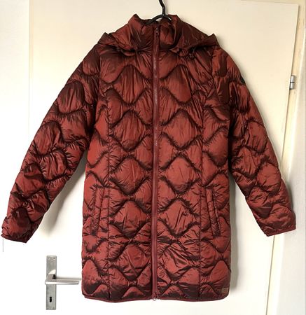 Hübsche gesteppte Jacke mit Kapuze / Driver Jeans / rostrot