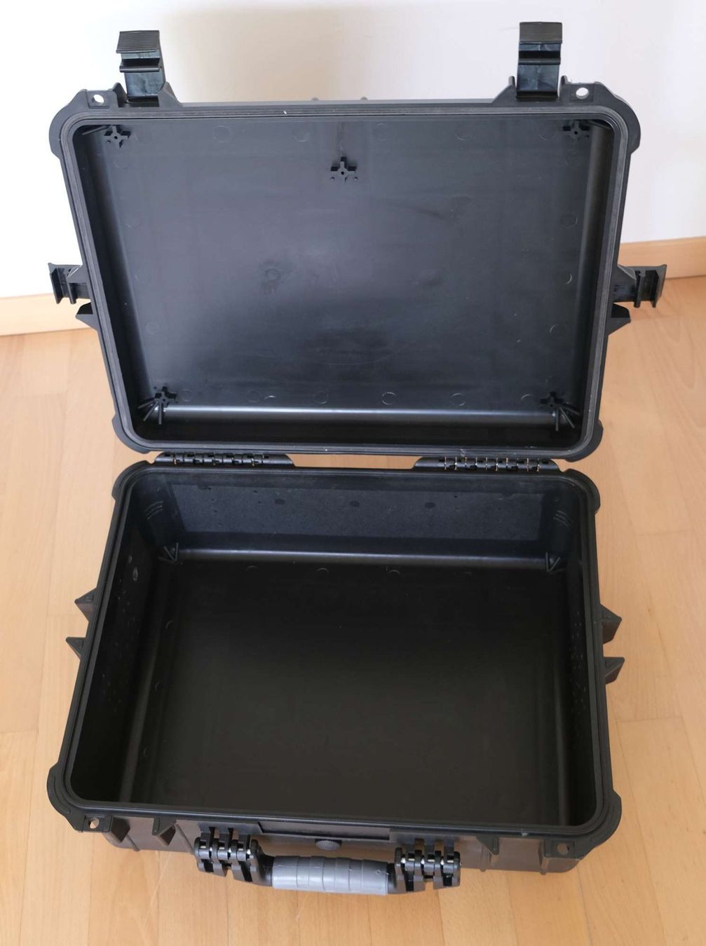 Valigie: Robuster Outdoor-Koffer aus Kunststoff – Usato da Stäfa venduto da cka_5r5z 3