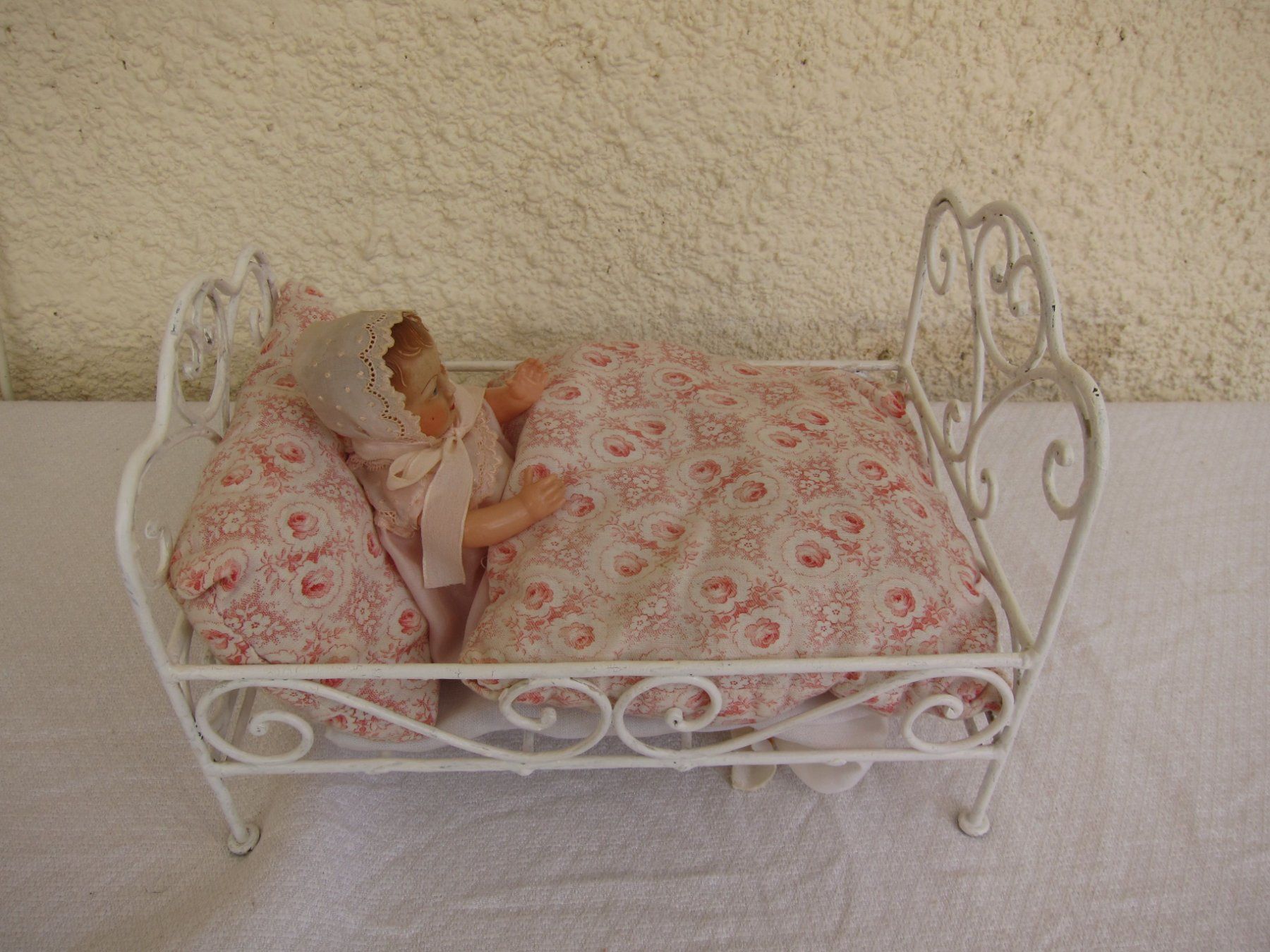Bambole: Puppenbett mit Celluloid Püppli – Usato da Regensdorf venduto da Eri8057 1