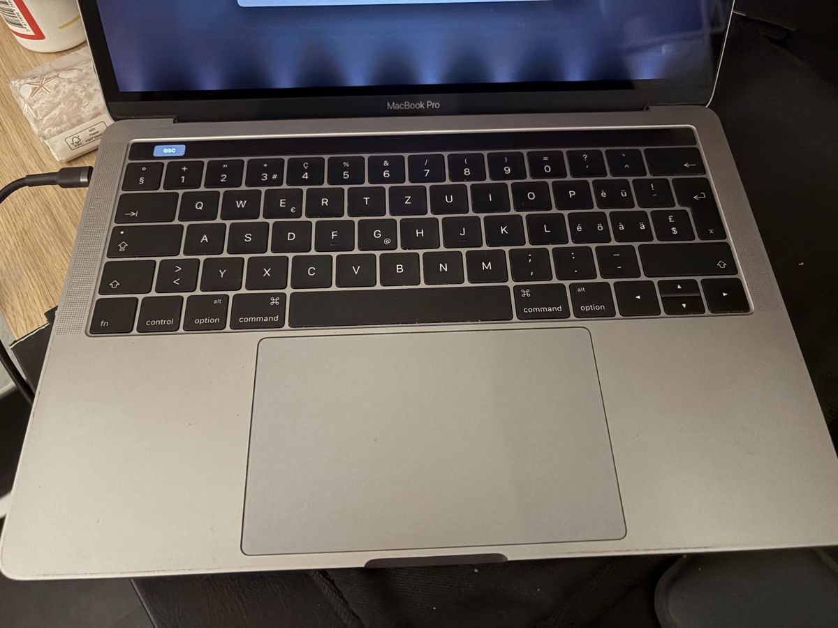 Apple Portables: Apple MacBook Pro Touchbar Intel Core i5 8GB – D'occasion à Dübendorf par h112s9 1
