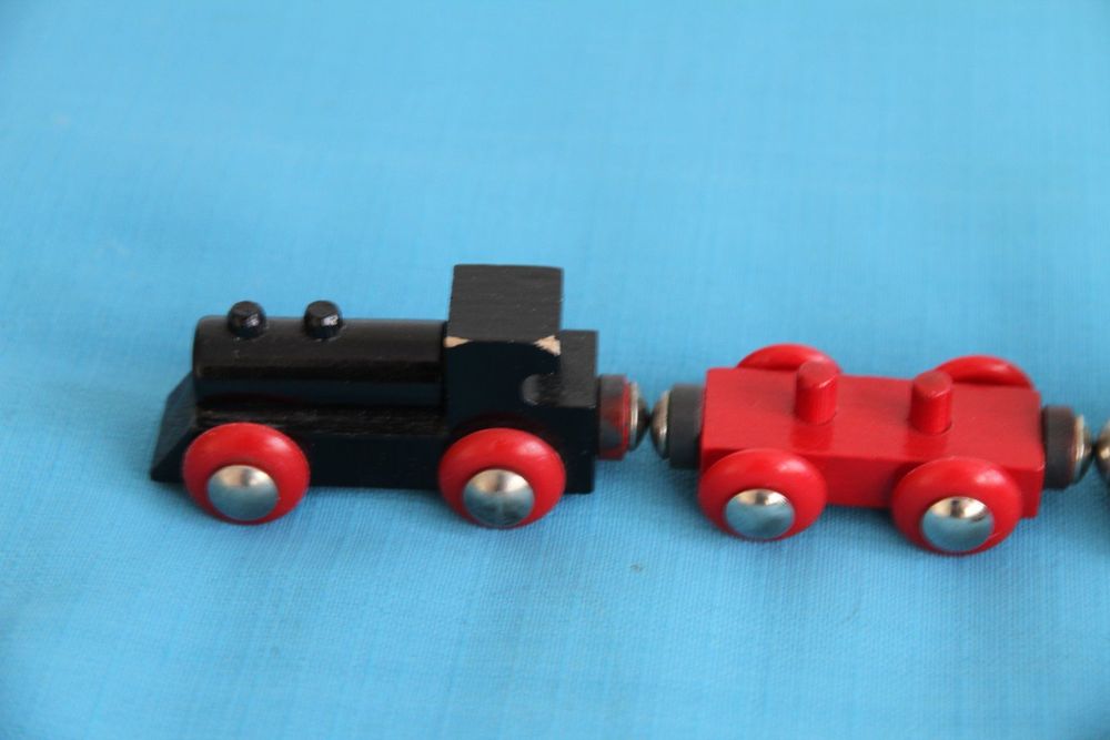 WOODENFUN Holzzug Grün Mit 2 Waggons - Retro Spielzeug Für Kinder Ab 18 Monaten