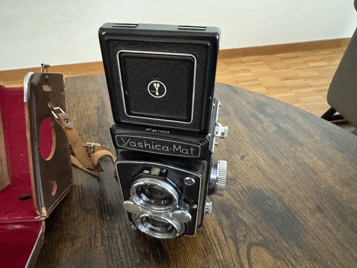 Yashica Fotocamera: Yashica mat kamera – Usato da Zunzgen venduto da milesdavis76 4