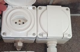 Steckdose aufputz mit Klappdeckel weiss gebraucht. IP 55