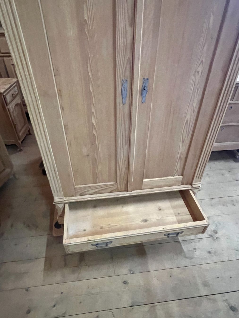 Armadi: ART 1042-H Armoire sapin sablé – Usato da Pont-La-Ville venduto da BCMGLEAL 3