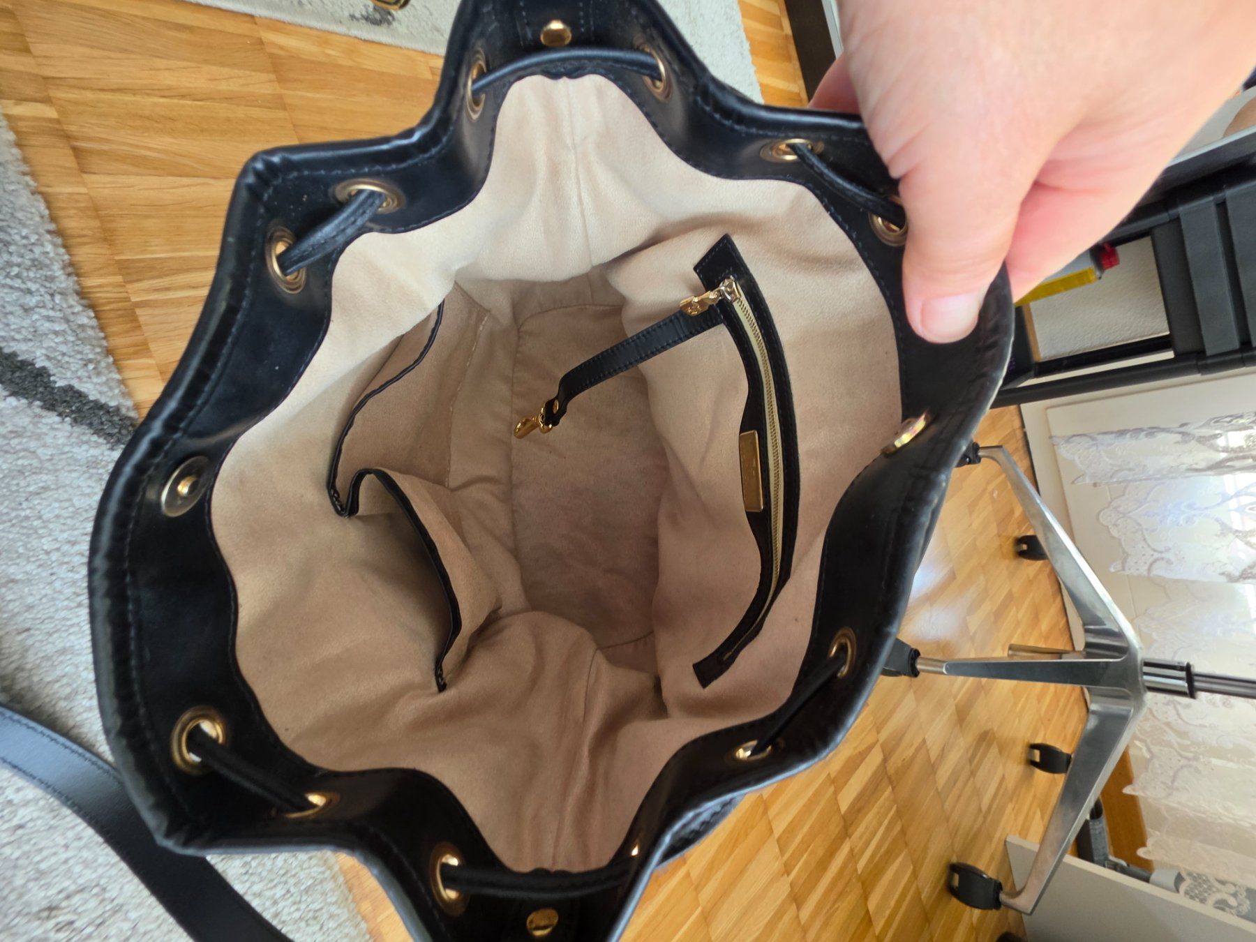 Maison Mollerus Borse da donna: Maison Mollerus Beuteltasche Niesen Schwarz – Usato da Zürich venduto da Sokaina 9