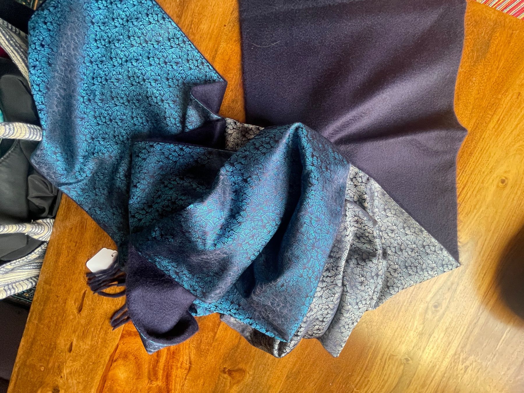 Fabric Frontline Foulard & Sciarpe: Fabric Frontline Seide/Kaschmirschal doppelseitig – Nuovo (secondo la descrizione) da Zürich venduto da Poppy108 4