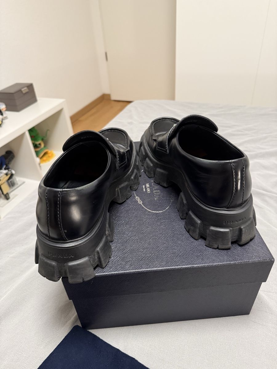 Chaussures hommes: Prada Monolith Leather Loafers – D'occasion à Morges par  3