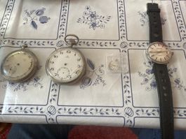 2 Uhren + 1 Uhrwerk von Omega + 1 Mirexal Uhr