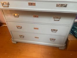Antike Kommode in Weiss und Shabby Chic Art