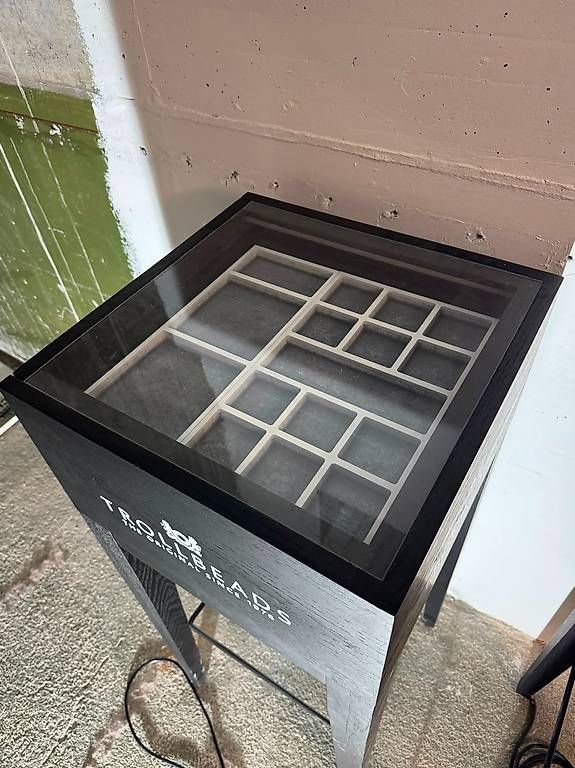 Vitrinen: Verkaufsvitrinen Schmuck Vitrine Display Schautisch – Gebraucht aus Oetwil an der Limmat von  2
