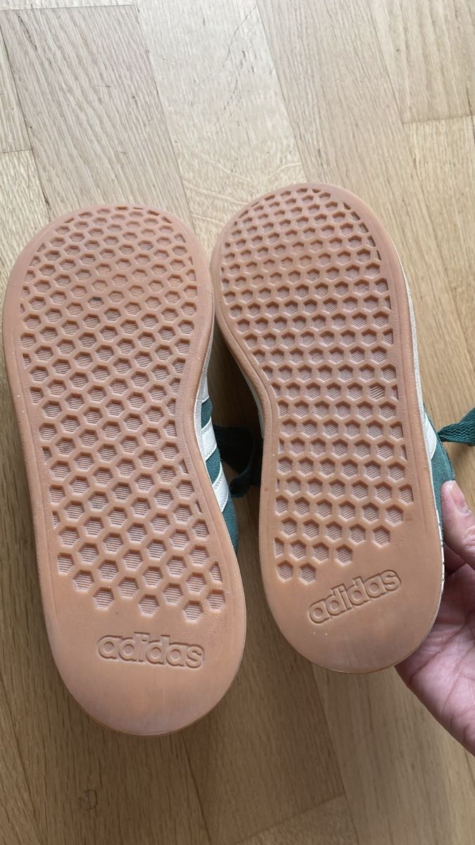 Adidas Scarpe da uomo: Kinder Turnschuhe 37 1/3 – Usato da Davos Platz venduto da Infinity795 4