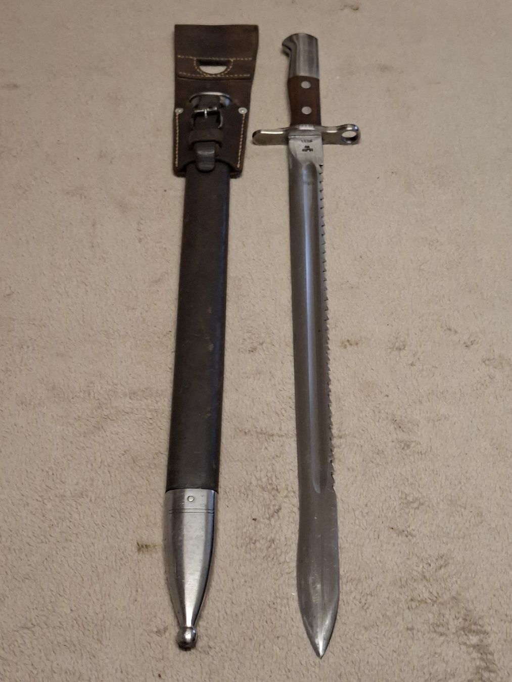 Schweizer Armee Armi bianche: Säbelbajonett M1914 mit Lederscheide und Holznut – Usato da Neuenkirch venduto da STMK21 3
