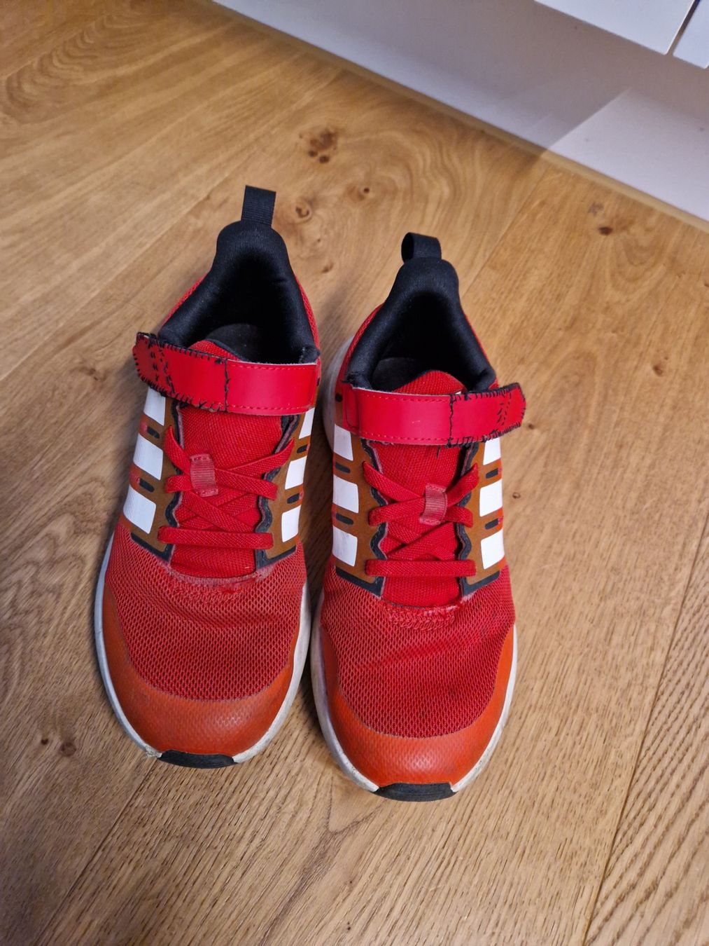 Adidas Scarpe per ragazzi: Adidas Turnschuhe Gr. 33 – Usato da Davos-Dorf venduto da Bpelikan 1