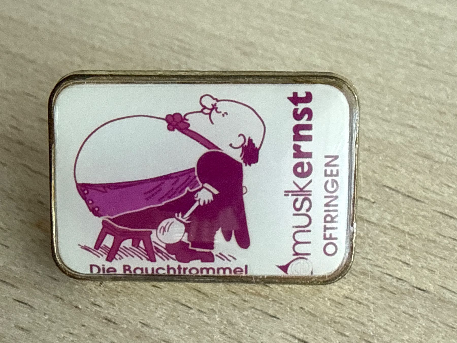 Plaketten & Abzeichen: Pin Musik Ernst  Oftringen Die Bauchtrommel – Gebraucht aus Glattbrugg von Schweigmatt