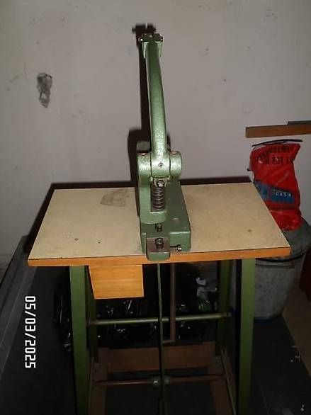 Tous les outils: Presse pour la pose de rivets - oeillets – D'occasion à Lausanne par Jymyby 3