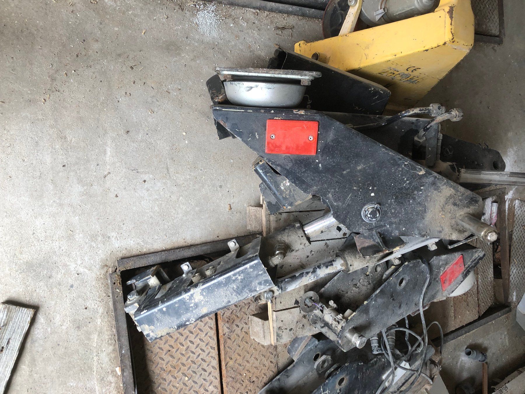 Tutti i ricambio: Bequille hydraulique camion – Usato da Boudevilliers venduto da Mrpiup