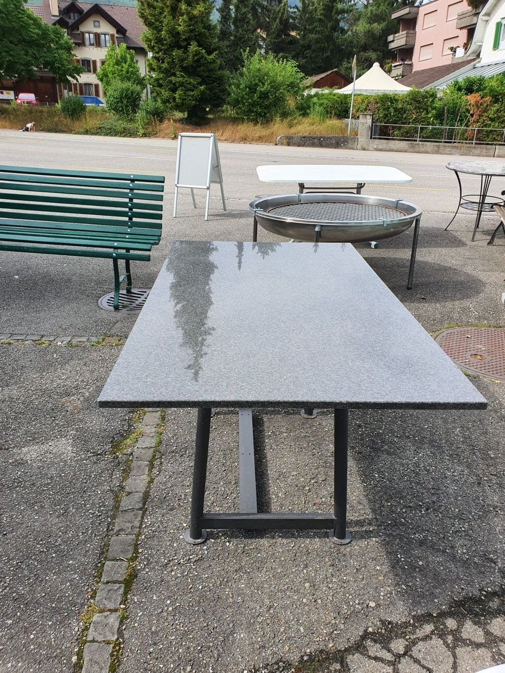 Tappeti: Granittisch mit Metallbaufuss – Usato da Wangen b. Olten venduto da Hecht62xyz
