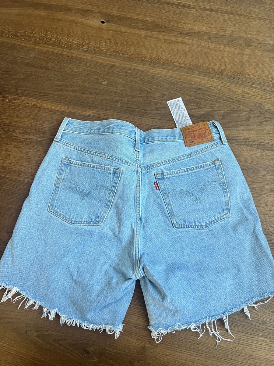 Levi's Jeans: Levi's Mid Thigh Denim Shorts - Size W32 – Nuovo (secondo la descrizione) da Aarau venduto da ladyinretro 4