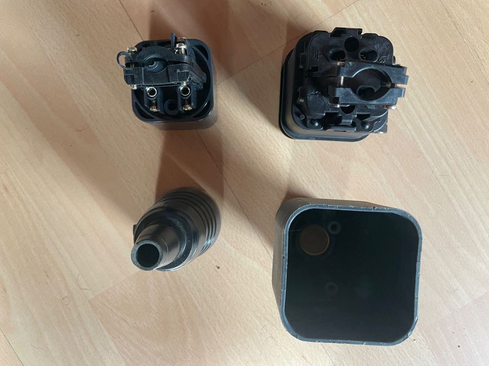 Stecker: Stecker/ Kupplung J15 4 Polig – Gebraucht aus Huttwil von Bolpa 4