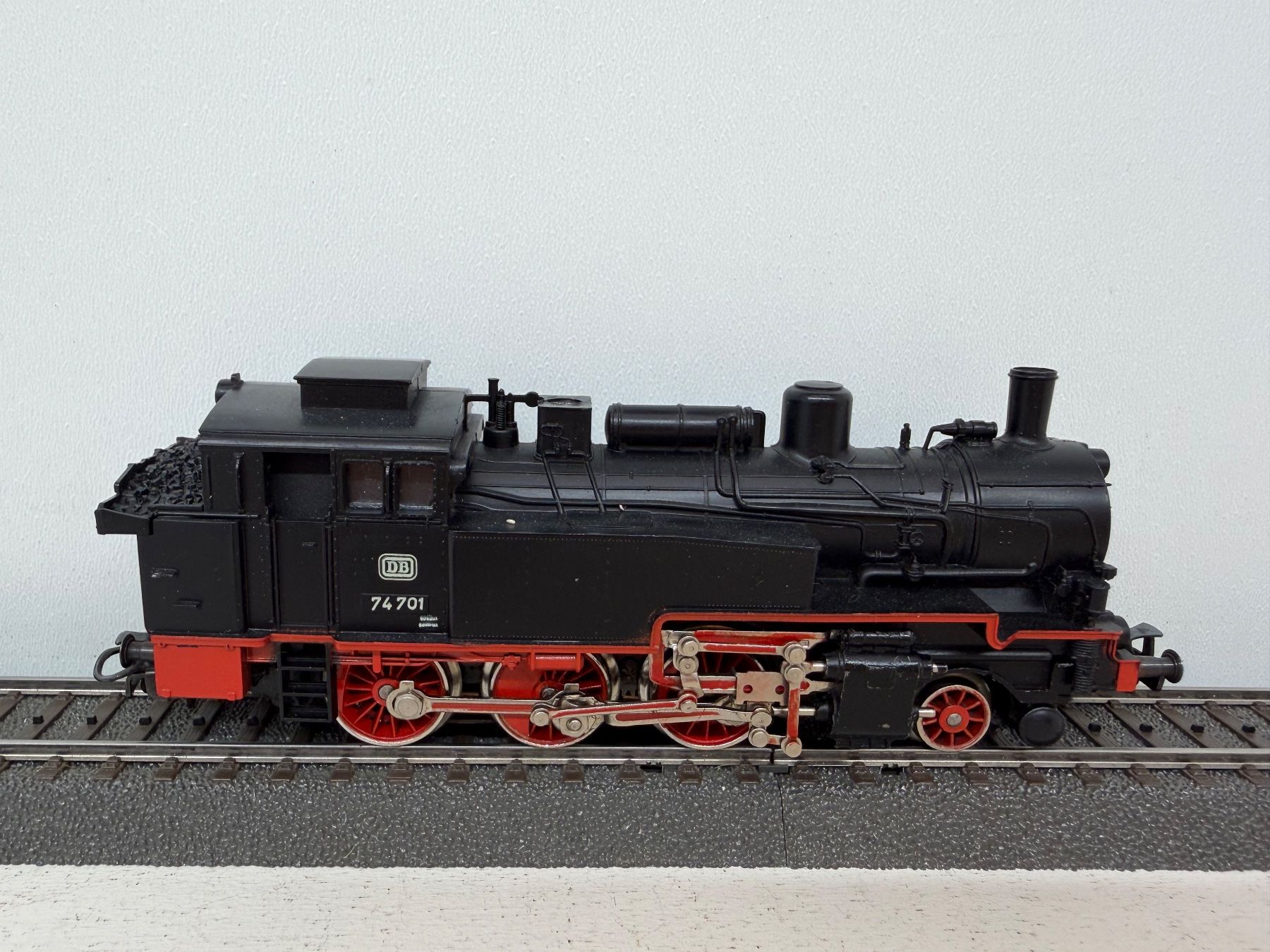Märklin Modellini di ferrovie: 3095 Tenderlokomotive BR 74 der DB – Usato da Büsserach venduto da ModellbahnDepot 2